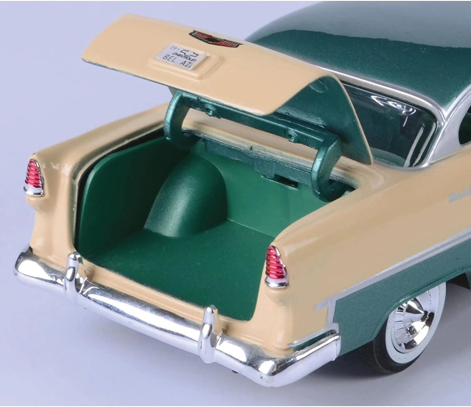 1955 Chevrolet Bel Air 1:24 Diecast Model Motormax 73229